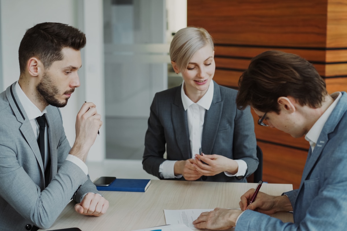 Accompagnement juridique : avocat et client examinant un dossier de contestation d'amende